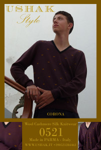 Maglione bordeaux in lana all'esterno e seta sulla pelle, con collo a V in cashmere nero e intarsi della corona in seta.