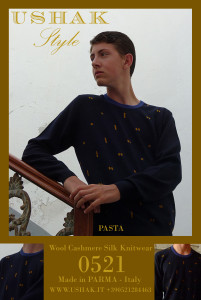 Maglione blu notte in lana all'esterno e seta sulla pelle, con collo tondo in cashmere blu cobalto e intarsi dei formati di pasta in seta.